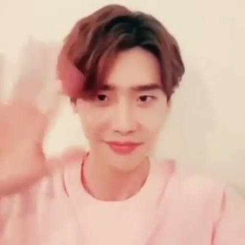 Có ai bị yêu nụ cười của Lee Jong Suk không nào?